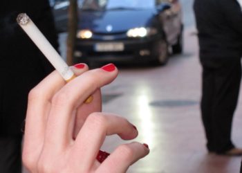 Ni en terrazas, ni en playas: el Gobierno promueve una Ley Antitabaco más restrictiva, y el Principado le da su bendición