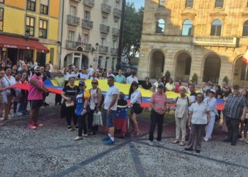 La comunidad venezolana se reúne en Gijón en apoyo a su patria: «Emerger de las cenizas es volver a nacer»
