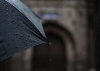 Asturias oscila este jueves entre el peligro del fuego y la amenaza de tormentas