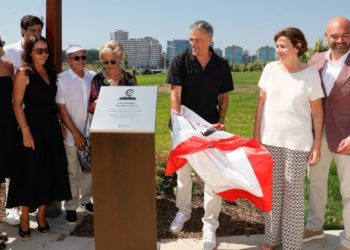 «Es para mí un orgullo ver mi nombre ahí reflejado»: Gijón ya disfruta de su playa verde Luis Enrique