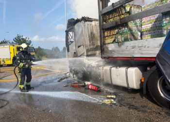 Quema la cabina de un camión en una salida de la Autovía del Cantábrico al aeropuerto