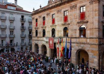 ¿Deberían contar la plaza Mayor y Poniente con baños durante la Semana Grande?