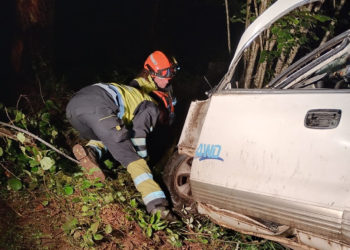 Fallecido un hombre de 85 años que cayó por un desnivel de 100 metros en Cangas de Onís al salirse de la vía