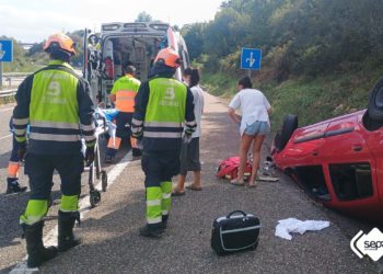 Un coche vuelca en la AS-II a su paso por Llanera