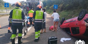 Un coche vuelca en la AS-II a su paso por Llanera
