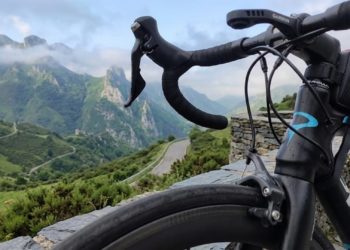 Un ciclista cae 10 metros por un barranco al salirse de la vía en Ponga