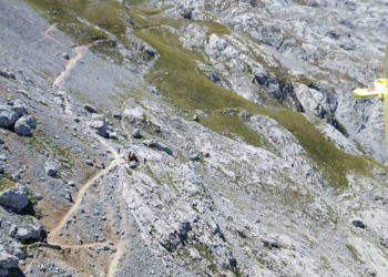El mar de nubes complica un espectacular rescate en los Picos de Europa