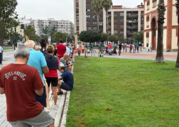 Larga cola en El Bibio para comprar localidades sueltas para la Feria de Begoña