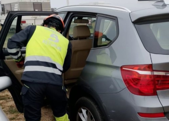 Angustia en Tapia: un bebé de 18 meses, ileso tras quedar atrapado en un coche con las llaves dentro