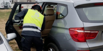 Angustia en Tapia: un bebé de 18 meses, ileso tras quedar atrapado en un coche con las llaves dentro