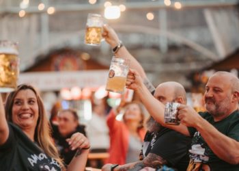Hagan hueco en sus estómagos… ¡Al Oktoberfest le quedan solo dos días para regar de cerveza Gijón!