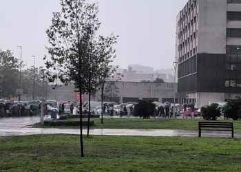 La lluvia ‘agua’ la cuarta manifestación en La Calzada contra el traslado del Albergue Covadonga a la Casa del Mar