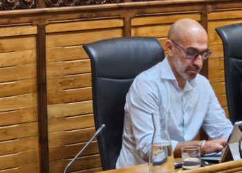 El Pleno retira la retribución a Oliver Suárez, pero la oposición advierte: la «chapuza» del ‘caso Divertia’ acaba de empezar
