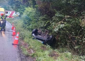 ‘Milagro’ en Castrillón: un coche se sale de la carretera, vuelca, queda boca abajo… Y su conductora sale ilesa