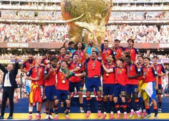 La fiebre por la Selección en Oviedo: largas colas virtuales, quejas y mucha, mucha paciencia
