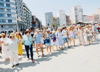 Xixón despide la Selmana Grande cola Danza Prima y el Restallón
