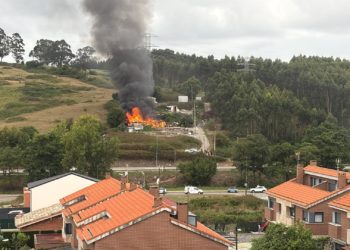 Un incendio afecta a varias chabolas en Gozón