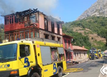 Un incendio urbano en Teverga calcina dos plantas de una vivienda