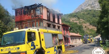 Un incendio urbano en Teverga calcina dos plantas de una vivienda