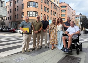 Una placa al pie de un paso de peatones en Pedro Duro, su última reivindicación, recuerda a Alejandro Catrain