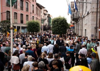 Galería | Cientos de personas salen a las calles de Llanes para mostrar su repulsa por el asesinato de Laura