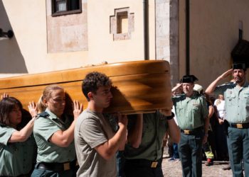Cientos de personas despiden en Llanes a Laura Cruz entre el dolor y la conmoción por su asesinato