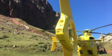 Queda enriscado a 20 metros de una cueva en Ribadesella y tienen que rescatarlo en helicóptero