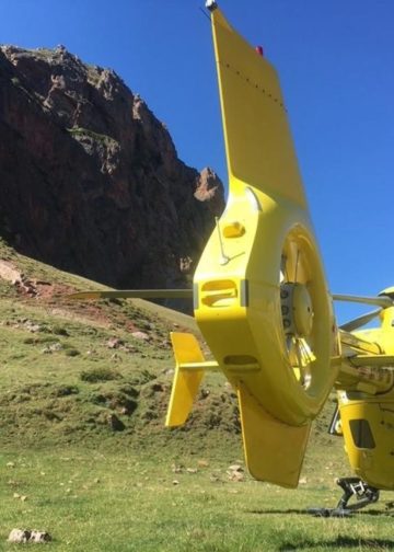 Queda enriscado a 20 metros de una cueva en Ribadesella y tienen que rescatarlo en helicóptero