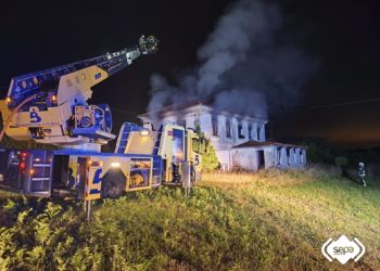 Un incendio calcina una casa abandonada de dos plantas en Gozón
