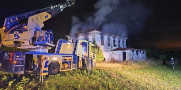 Un incendio calcina una casa abandonada de dos plantas en Gozón