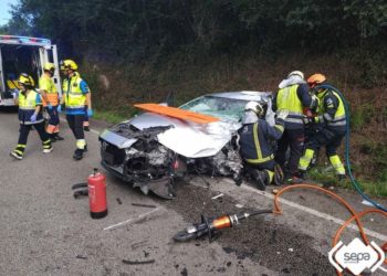Un choque frontal entre un turismo y un autobús deja seis heridos en Carreño, uno de ellos grave