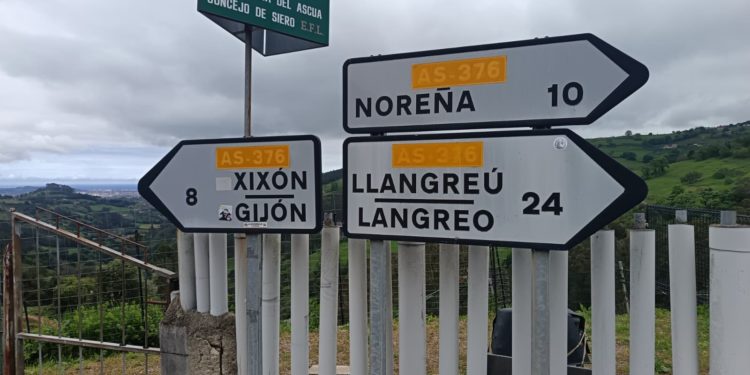 20 años de la oficialización de la toponimia tradicional de Xixón: «L’ambiente de trabayu col Conceyu foi mui guapu»