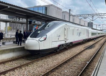 Cinco horas ‘tirados’ en Campomanes: una avería eléctrica deja varado el AVE de las 5.58 a Madrid