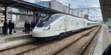 Cinco horas ‘tirados’ en Campomanes: una avería eléctrica deja varado el AVE de las 5.58 a Madrid