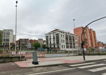 Drama ferroviario en Avilés: un convoy de Cercanías embiste a una mujer en el paso a nivel de Larrañaga