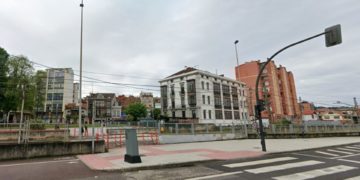 Drama ferroviario en Avilés: un convoy de Cercanías embiste a una mujer en el paso a nivel de Larrañaga