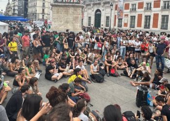 Una mirada asturiana a la nueva acampada en Sol: «Veo a la gente muy ilusionada; se abre un horizonte nuevo»