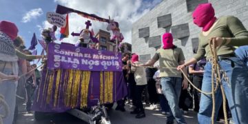 AMA Asturies planta cara en el juzgado por la ‘Santina queer’: «No se pretende ofender a nadie»