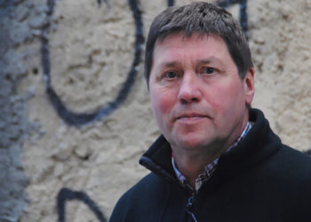 El belga Nico Hirtt va visitar Xixón pa falar de la mercantilización de la educación