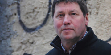 El belga Nico Hirtt va visitar Xixón pa falar de la mercantilización de la educación
