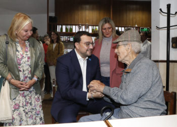 Barbón tira de ironía tras el adelanto electoral: «Surrealista» y «Habla, pueblo, habla»