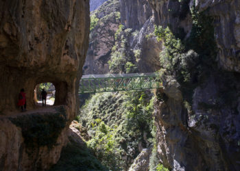 El mantenimiento de dos puentes impide completar uno de los senderos más famosos de Asturias