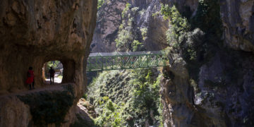 El mantenimiento de dos puentes impide completar uno de los senderos más famosos de Asturias