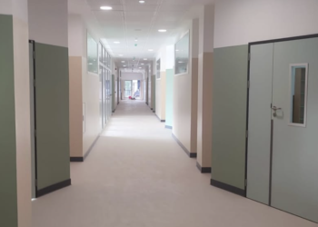 Estalla el malestar en un colegio de Gijón: obras sin acabar, problemas de seguridad y sin conserje