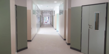 Estalla el malestar en un colegio de Gijón: obras sin acabar, problemas de seguridad y sin conserje