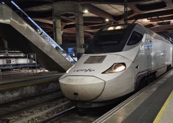 El viaje en tren de Asturias a Madrid vuelve a ser un caos: una avería deja tirado al Alvia y acaba llegando con 59 minutos de retraso