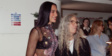 Patti Smith se emociona al recordar ante Dua Lipa la sorpresa de los 3.000 coristas en Oviedo: «Fue el pan de los ángeles»
