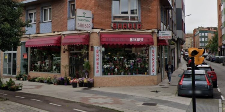 La Policía Local clausura la polémica floristería de Pumarín y detiene a dos personas: «Que dure la paz, por favor»