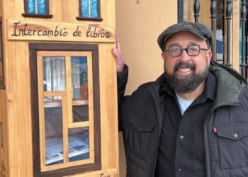 De un monólogo a un cuentacuentos en hora y media: el doblete de David Acera entre Avilés y Corvera