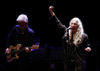 Patti Smith pone en pie al Jovellanos con su rock eterno y un grito por la paz